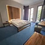 Hotel O'clock Bed &