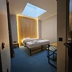 Hotel O'clock Bed &