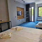 Hotel O'clock Bed &